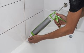 Cómo cambiar la silicona de una bañera