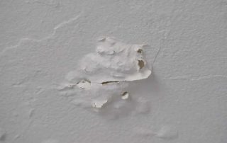 Cómo reparar un desconchado en el techo de un baño