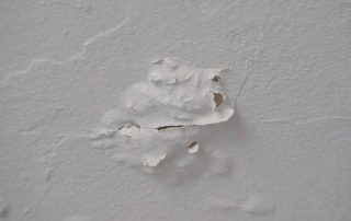 Cómo reparar un desconchado en el techo de un baño