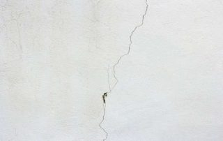 Cómo tapar las grietas de la pared