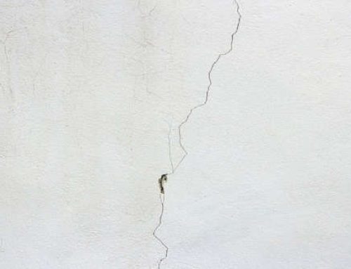 Cómo reparar pequeñas grietas que aparecen en la pared