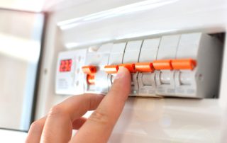 ¿Cómo funciona un interruptor magnetotérmico?